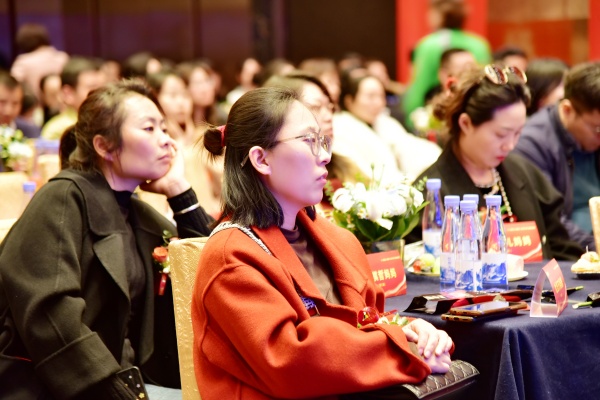 易视界17载感恩如光同行共同守护清晰视界客户答谢会图集