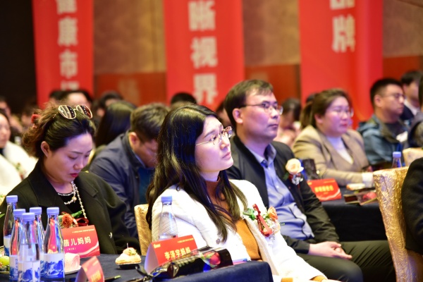 易视界17载感恩如光同行共同守护清晰视界客户答谢会图集