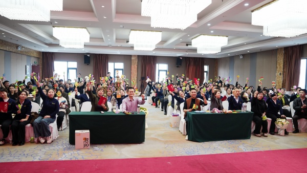 易视界2025年10月嘉奖会暨11月启动大会集体合影
