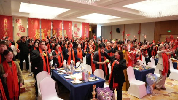 骏马追光，共赴新程 易视界2025年会盛典圆满收官