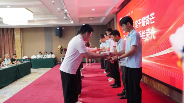 易视界师带徒仪式进行中
